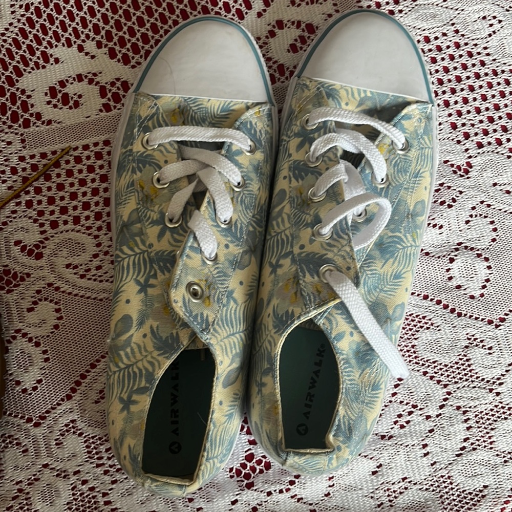 Never worn tennis shoes